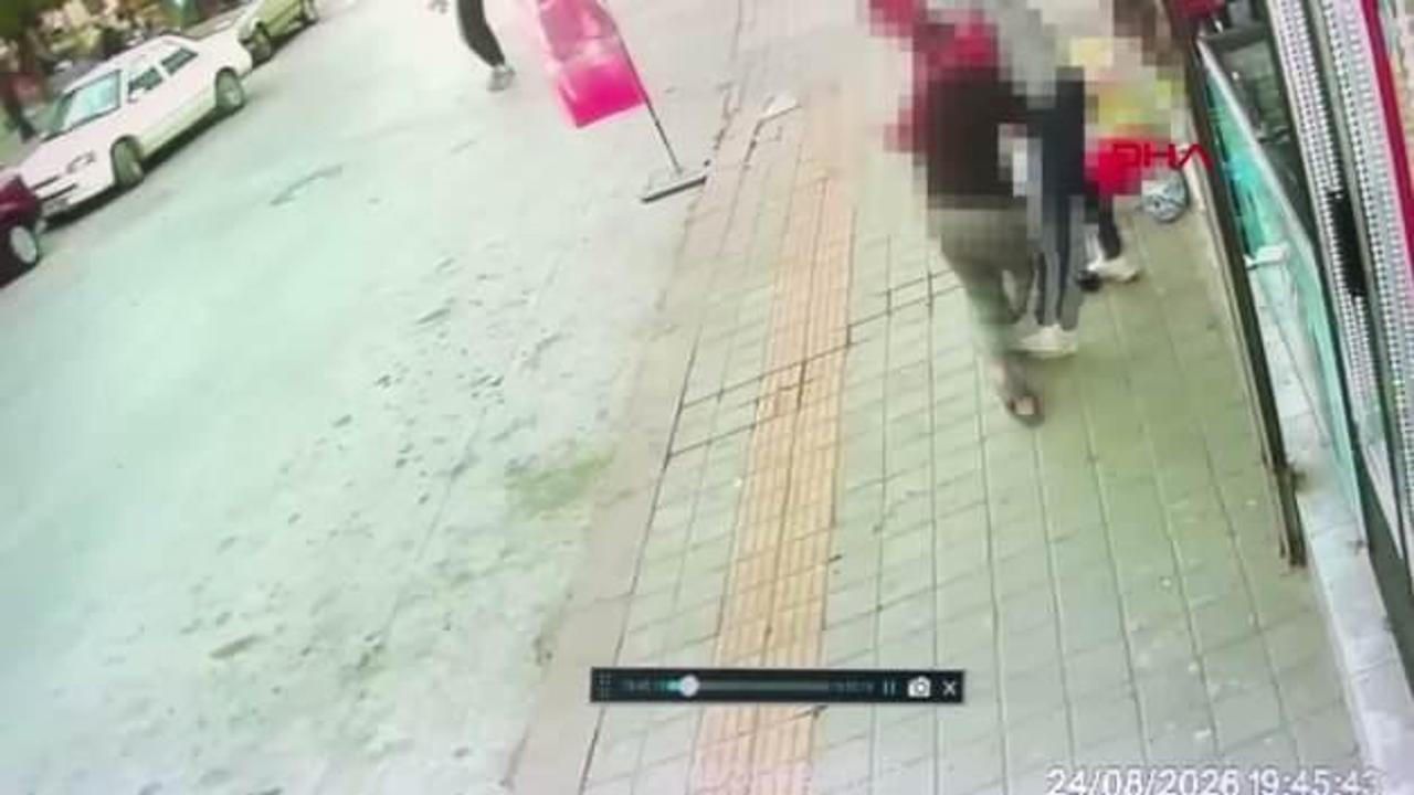 Kütahya’da eski eÅinin sokakta bıçakladıÄı kadın aÄır yaralandı; olay anı kamerada