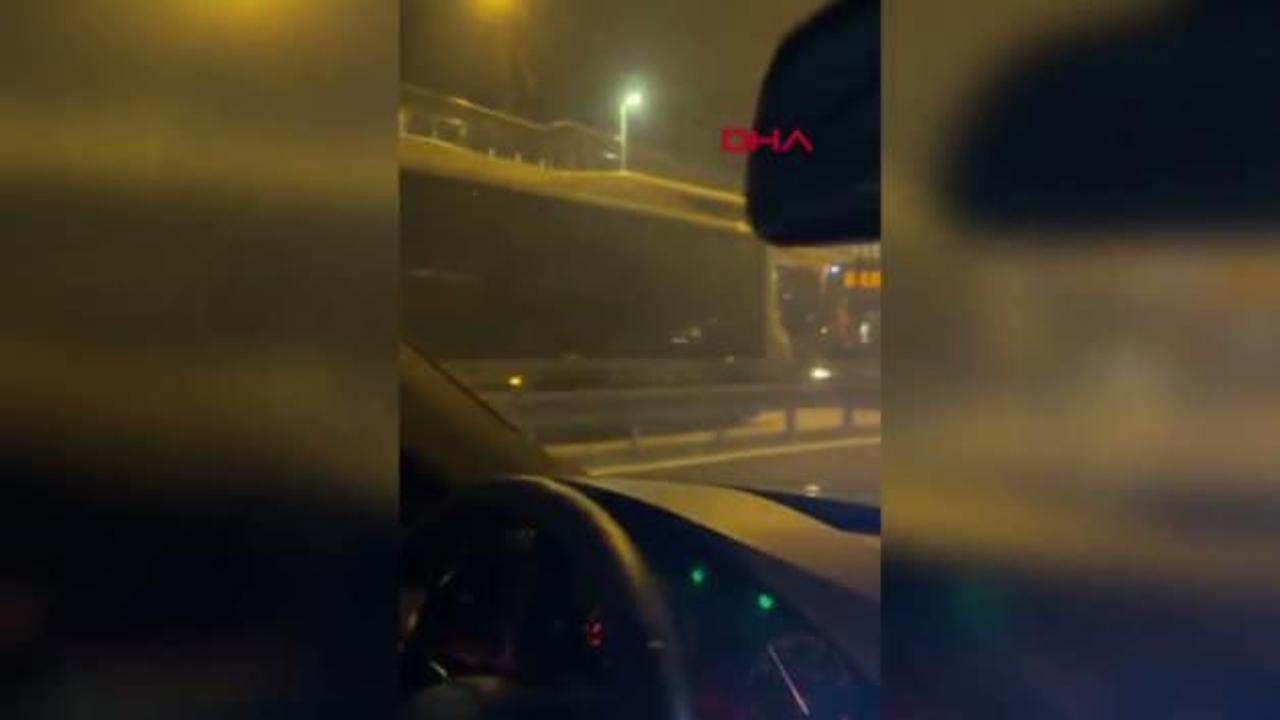 Seyir halindeki metrobüs alev alev yandı