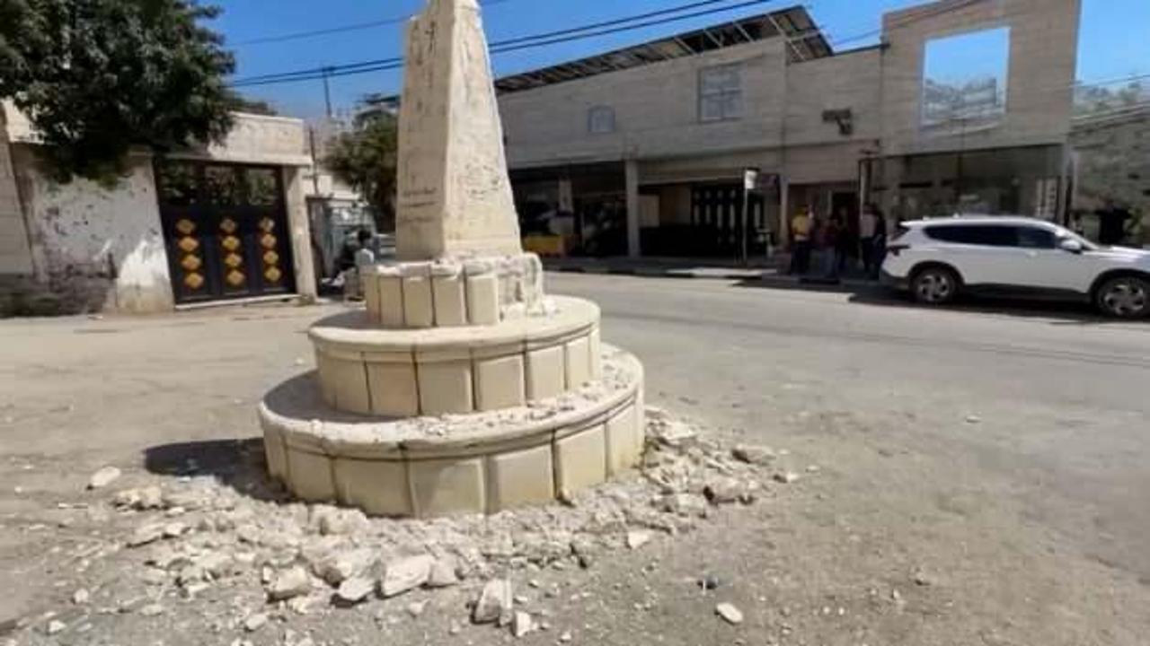 Siyonisler Batı Åeria'da Filistin anıtını balyozla yıktı