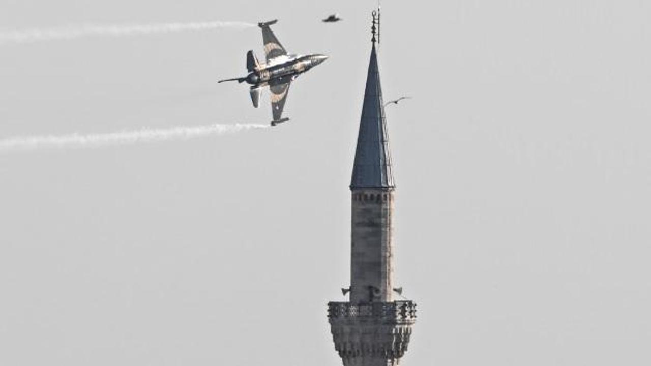 SOLOTÜRK'ten Zafer Bayramı için İstanbul'da nefes kesen gösteri