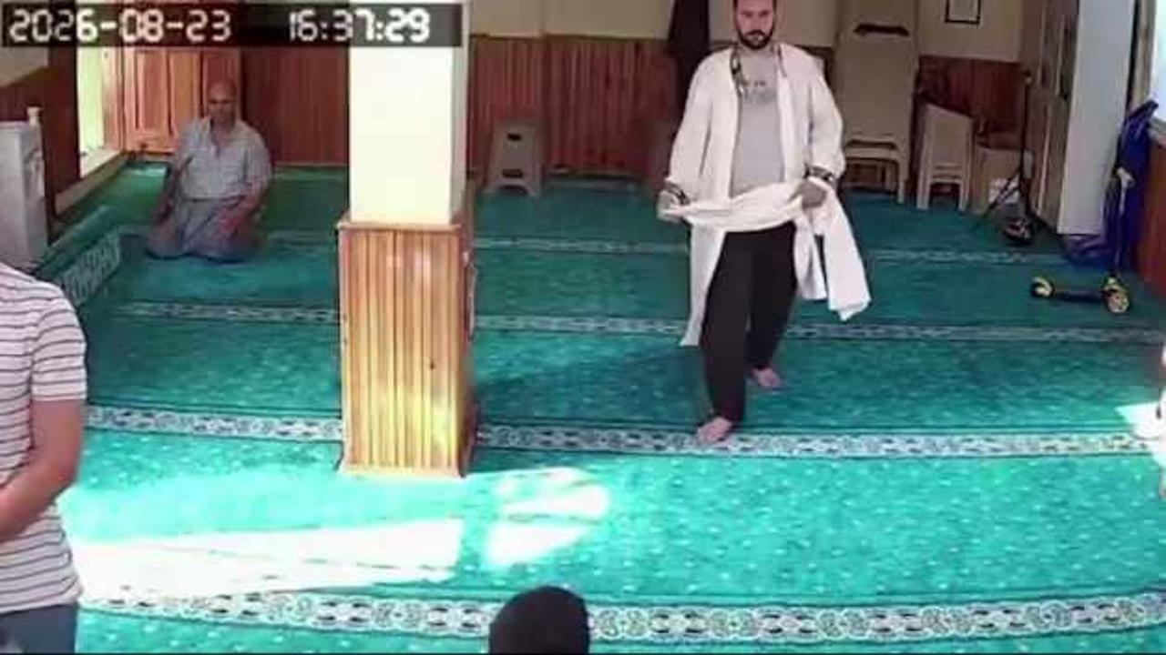 Åortla namaza gelen çocuÄa cübbesini veren imamın davranıÅı takdir topladı