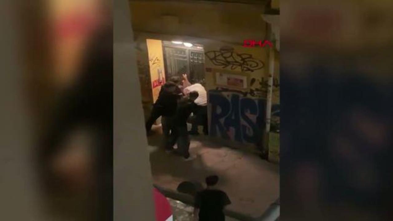 BeyoÄlu'nda dehÅet: 4 çocuk sokak ortasında gasbettikleri adamı tekme tokat dövdü