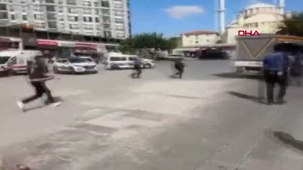 Esenler’de kendini yaralayıp bıçakla polislerin üzerine yürüyen Åüpheli kamerada