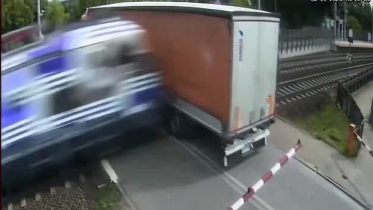 Hemzemin geçitte sıkıÅan tırı tren biçti!