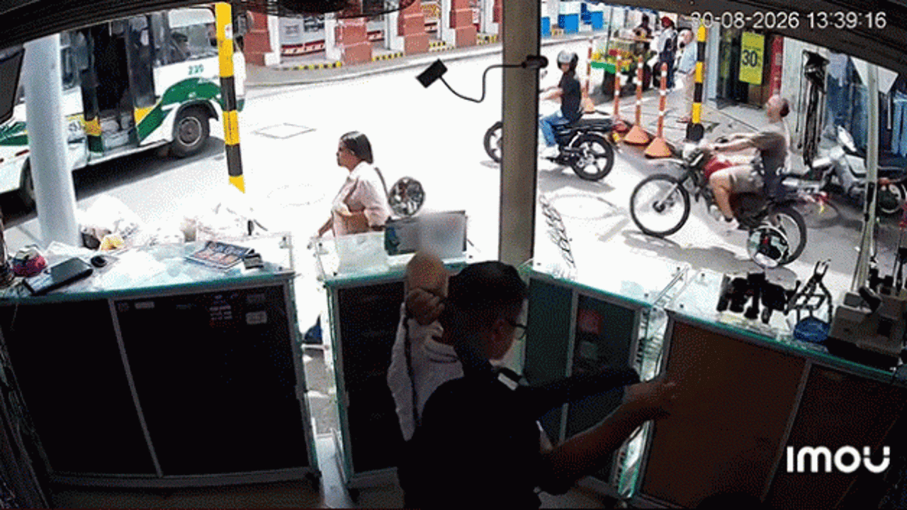 Kolombiya'da halk otobüsü ile motosiklet feci Åekilde çarpıÅtı