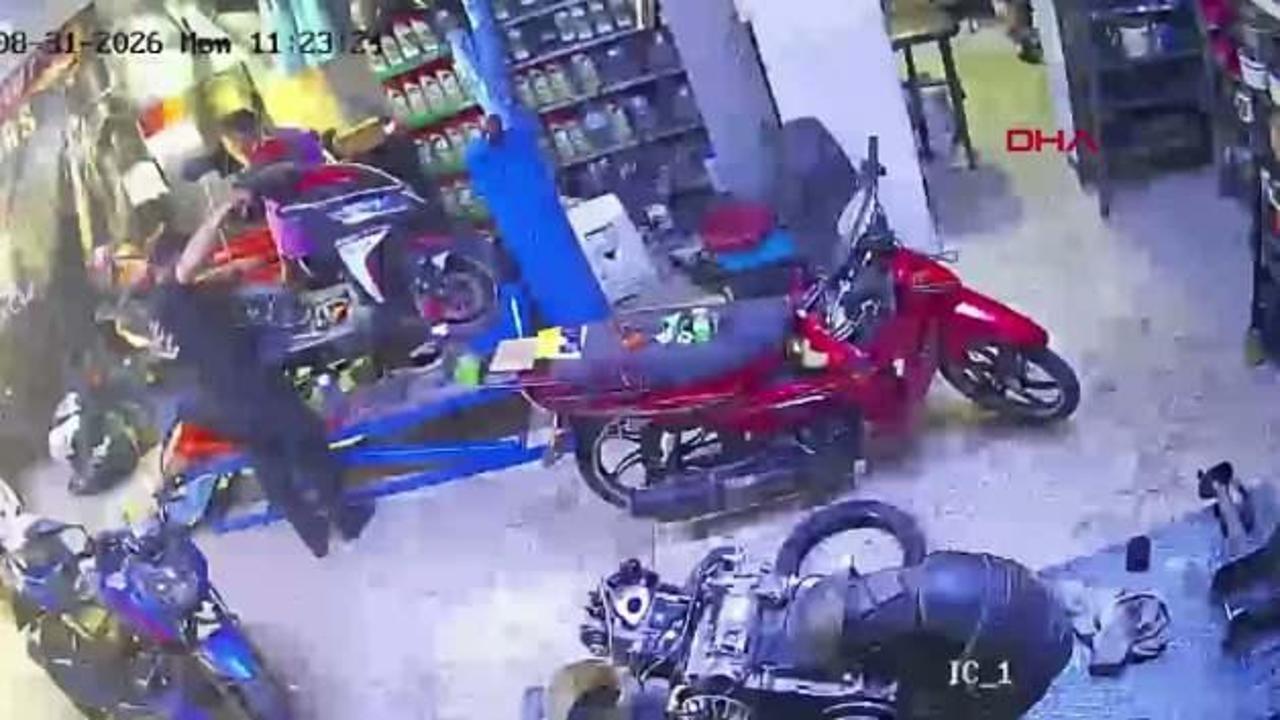 Manisa'da ÅaÅkına çeviren müdahale: Alev alan motoru üfleyerek söndürdü