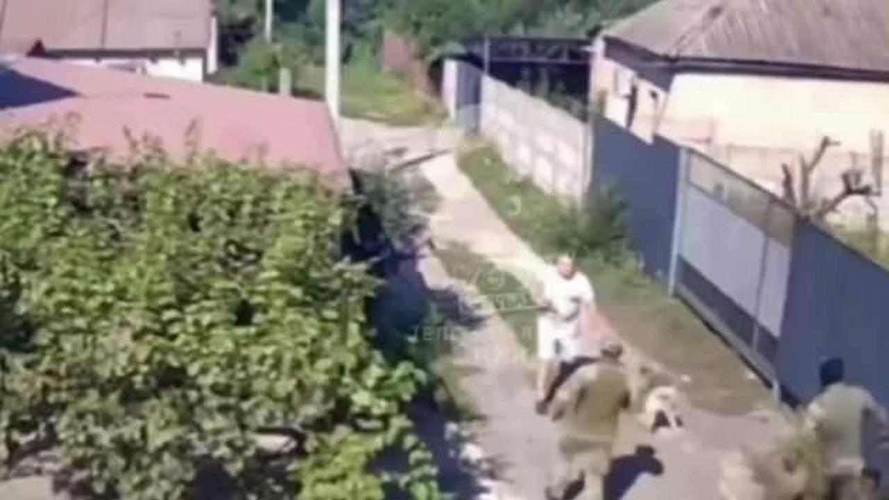 Sokakta köpeÄini gezdiriyordu: Ukraynalı adamı yaka paça askere götürdüler!