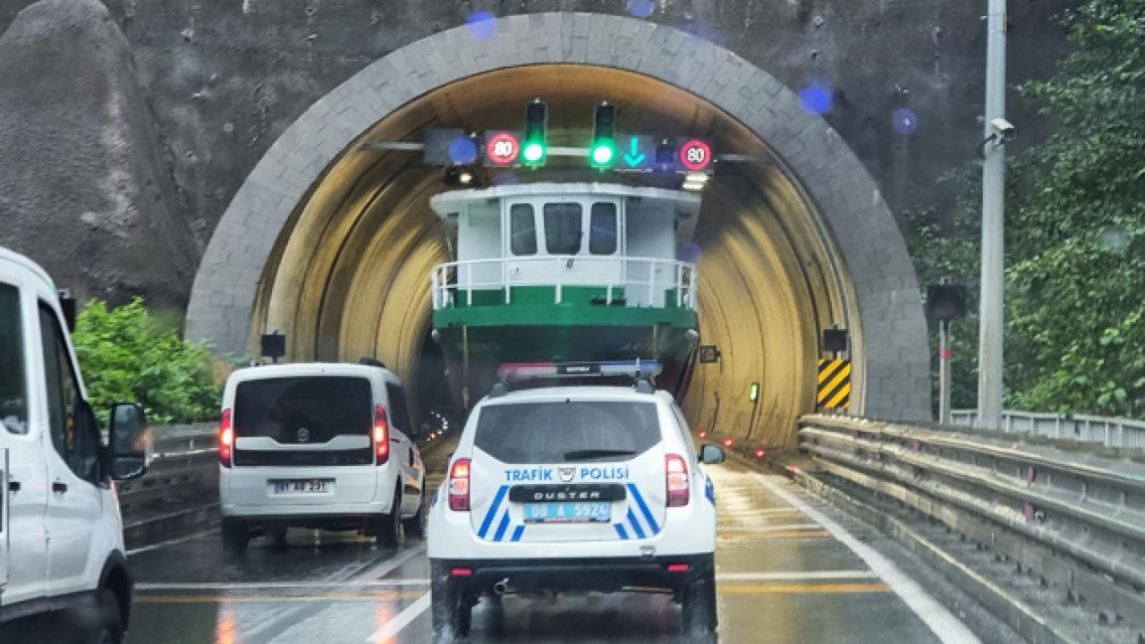 Artvin'de tünel içinden geçirilen tekne görenleri şaşkına çevirdi
