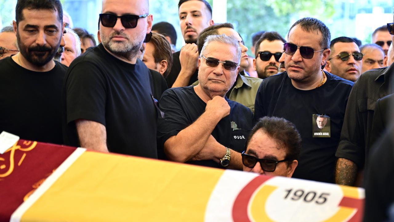 Aydemir Akbaş'ın cenaze töreninde arbede! Şafak Sezer isyan etti - Haber 7 GÜNCEL