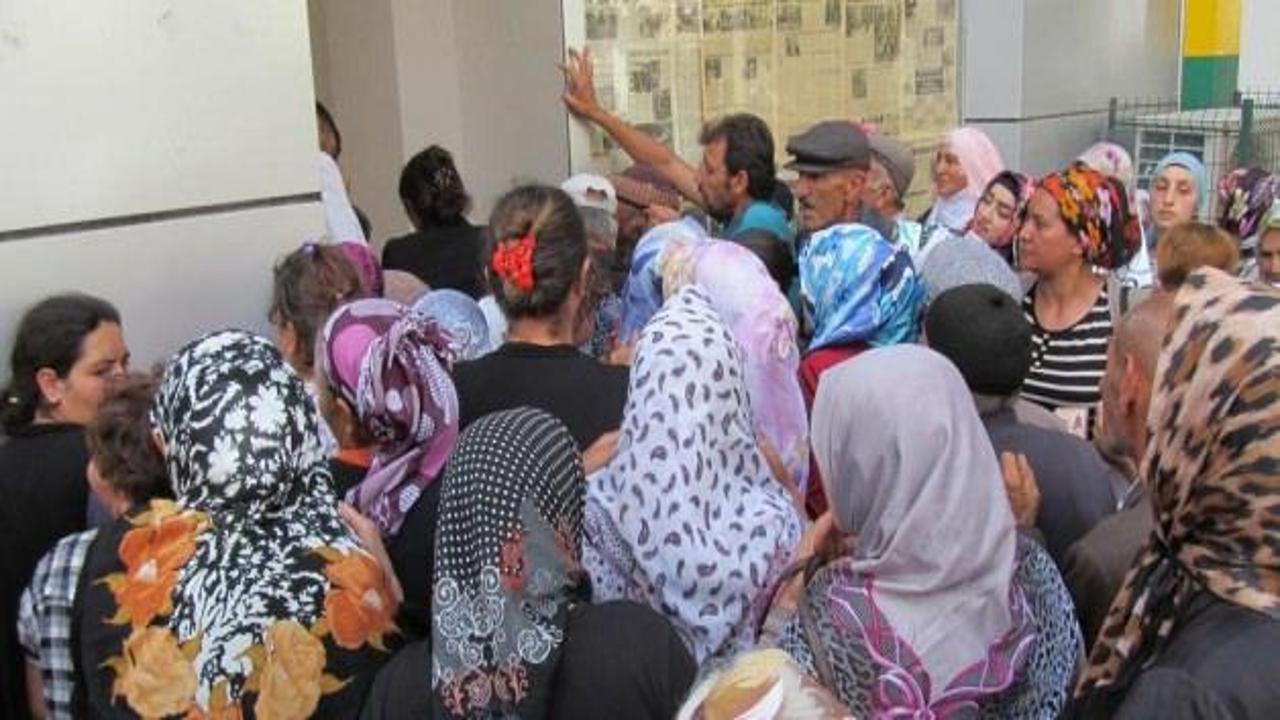 Tokat'ta dağıtılan 50 liralık yardım izdihama neden oldu