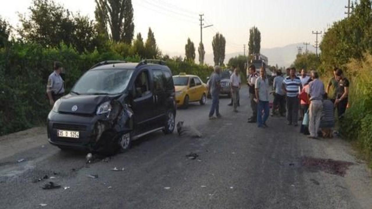 İzmir'de motosiklet, hafif ticari araçla çarpıştı: 1 ölü