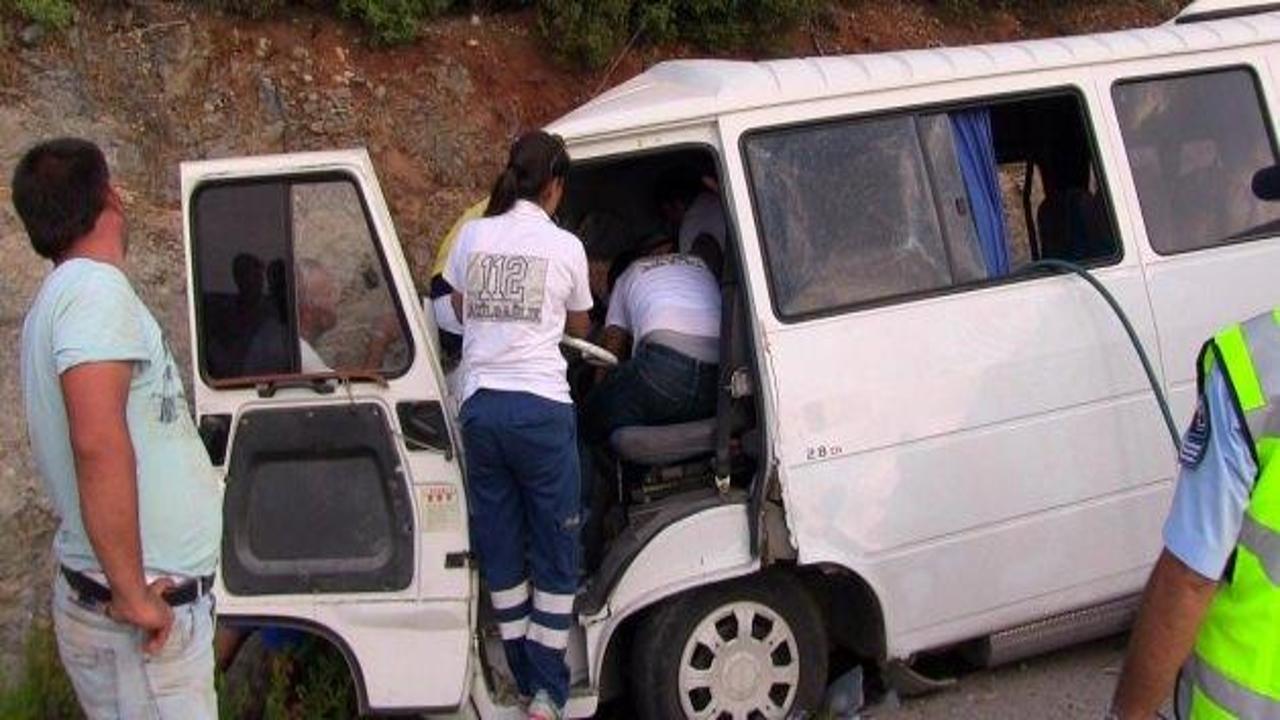 İşçileri taşıyan minibüs kayalıklara çarptı: 7 yaralı