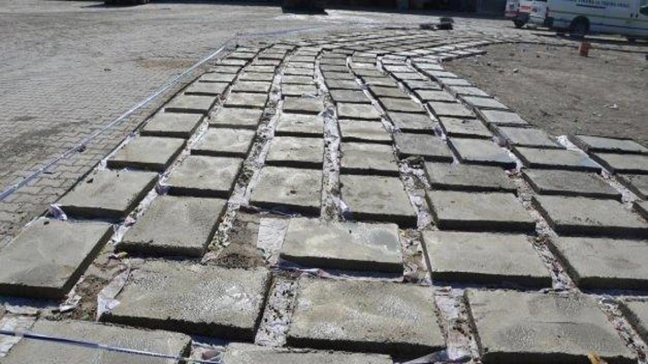 Erciş Belediyesi, çöp kutusu ve mezar taşı üretiyor