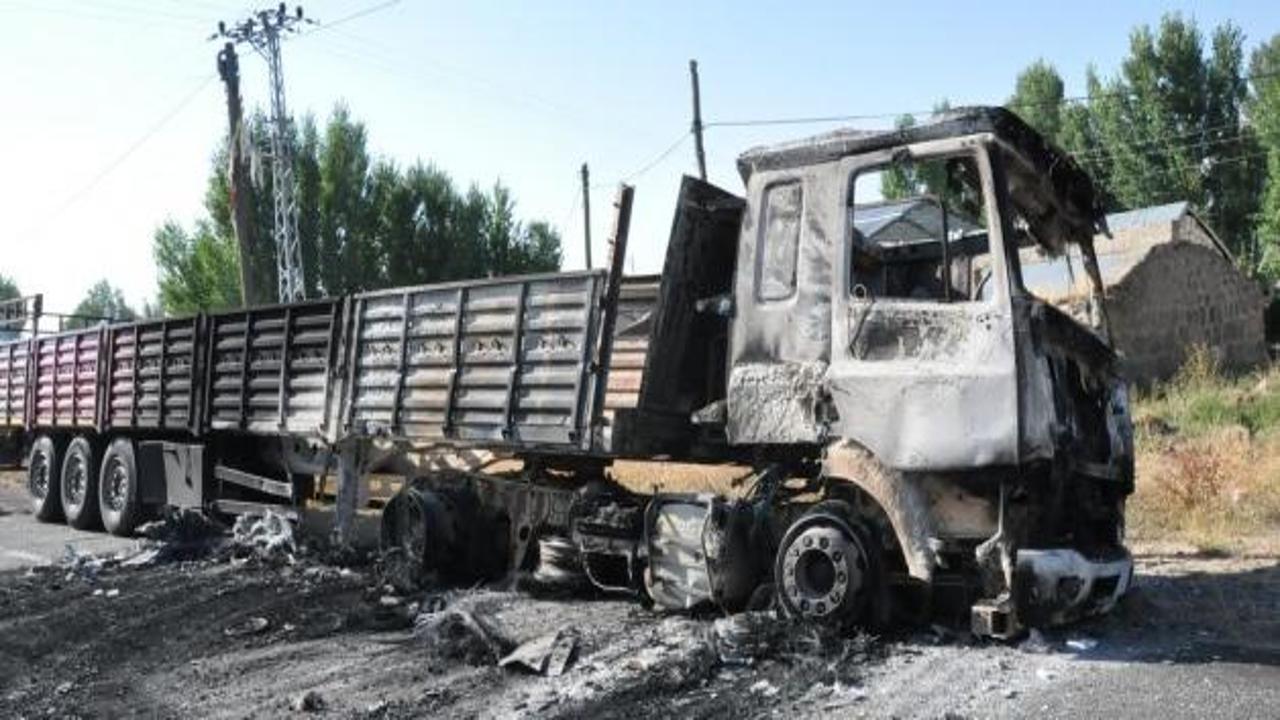 Ağrı'da teröristler 3 tır ile 1 kamyonu yaktı