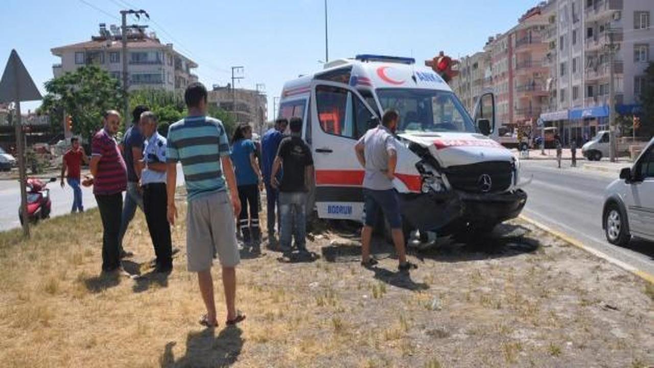 Milas'ta ambulans otomobille çarpıştı: 1 yaralı