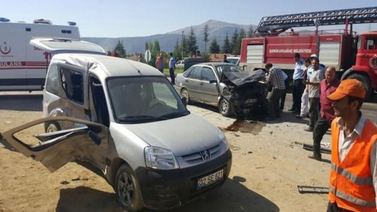 Şarkikaraağaç'ta trafik kazası: 3 yaralı