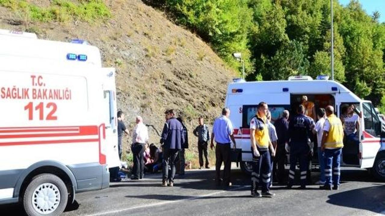 Kastamonu'da otomobil aydınlatma direğine çarptı: 1 ölü, 5 yaralı