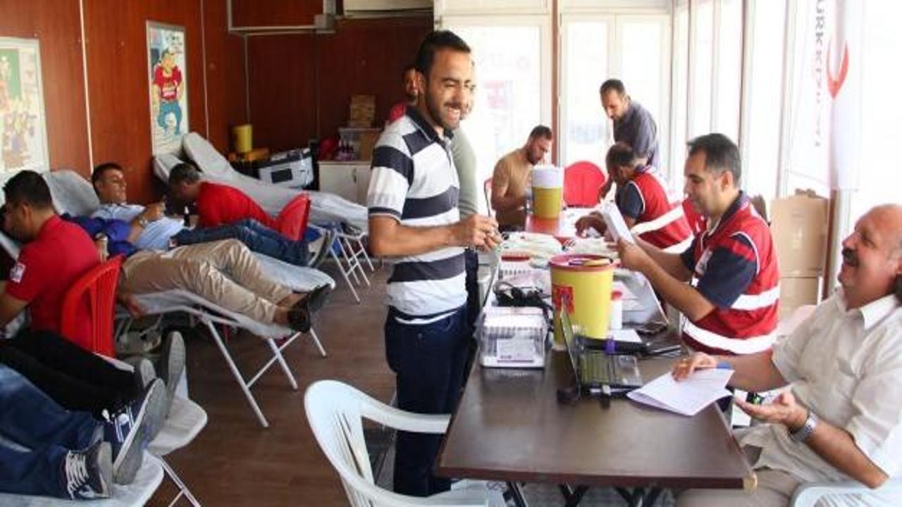 Şanlıurfa'da vatandaşlar Türk Kızılayı tırında kan bağışı yaptı