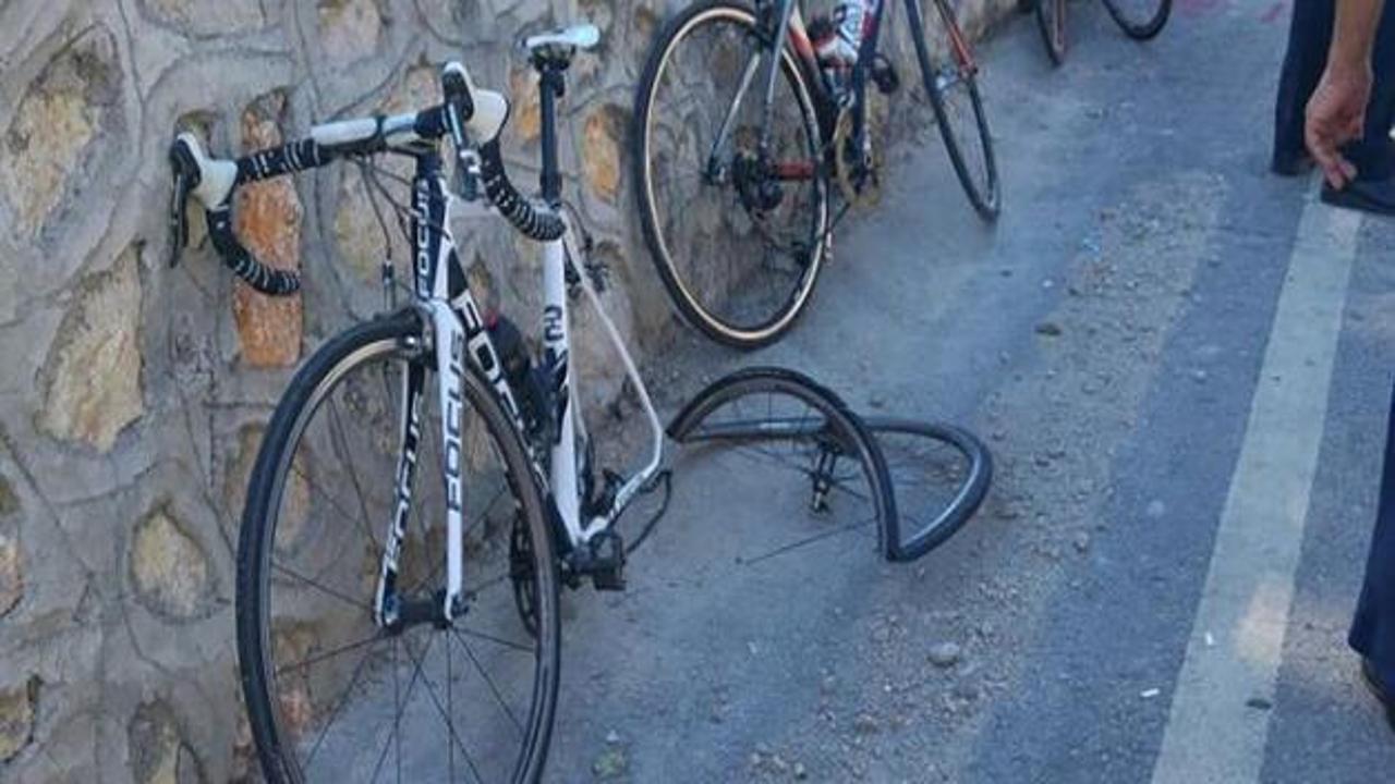 Midibüs bisiklet sporcularına çarptı