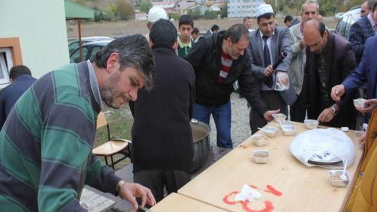 Oltu Aslanağa Camisi'nde cemaate aşure dağıldı