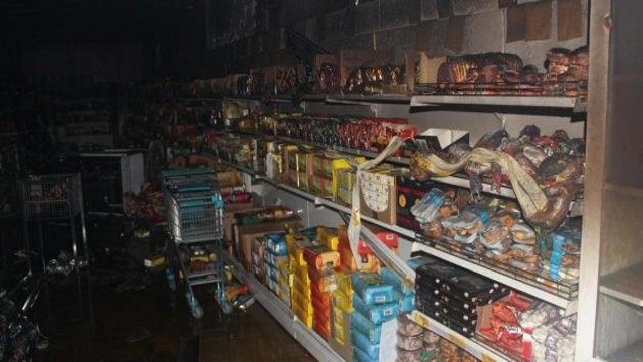 İzinsiz gösteride soydukları marketi yaktılar