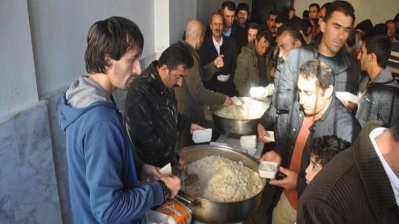Yüksekova'da vatandaşlara tavuklu pilav ikramı