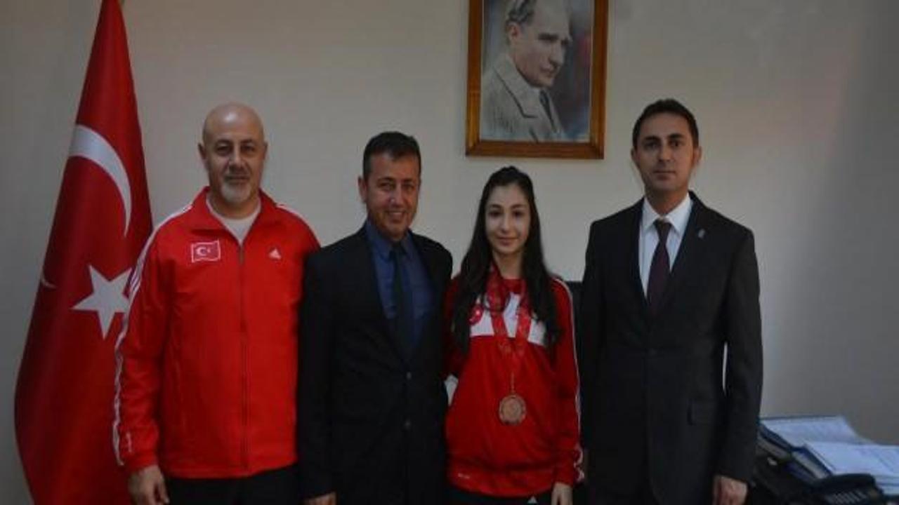 Başarılı sporcu, Gençlik Hizmetleri ve Spor Müdürü Aydın'ı ziyaret etti