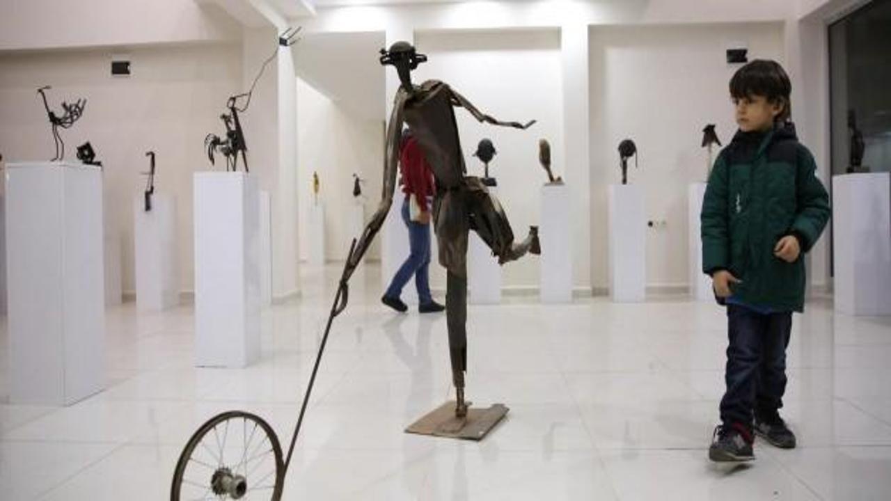 İranlı sanatçı heykellerinde "metale can veriyor"