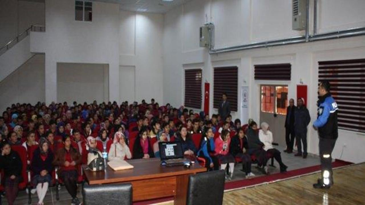Tortum'da öğrencilere "Güvenli İnternet Semineri" verildi