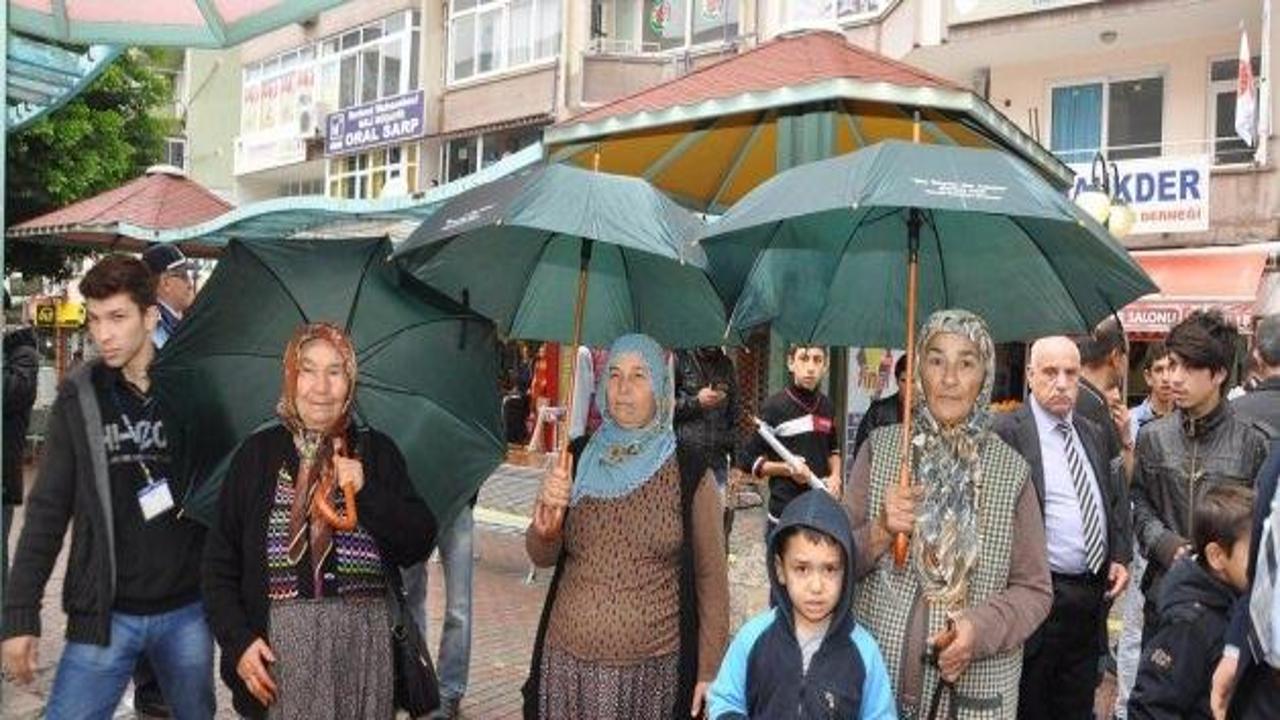 Vatandaşlara belediyeden ücretsiz şemsiye