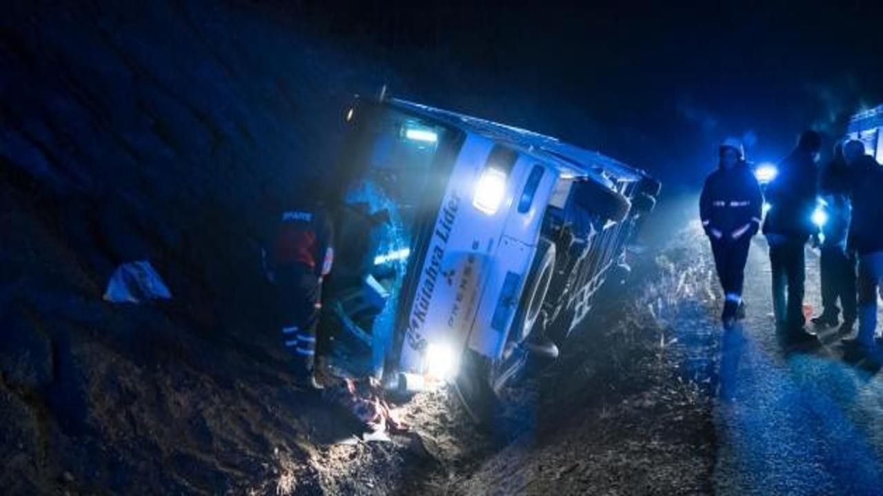 Kütahya'da servis otobüsü devrildi: 1 ölü, 38 yaralı