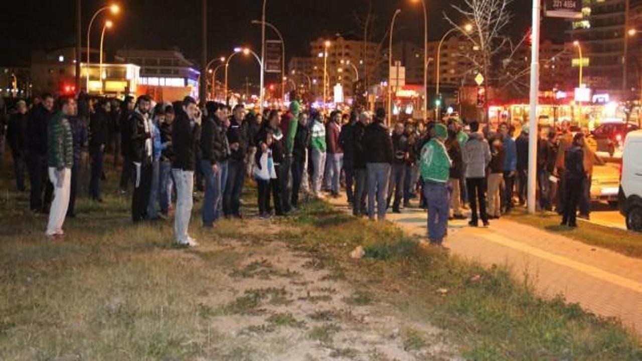 Bursaspor taraftarı kul&uuml;b&uuml; bastı