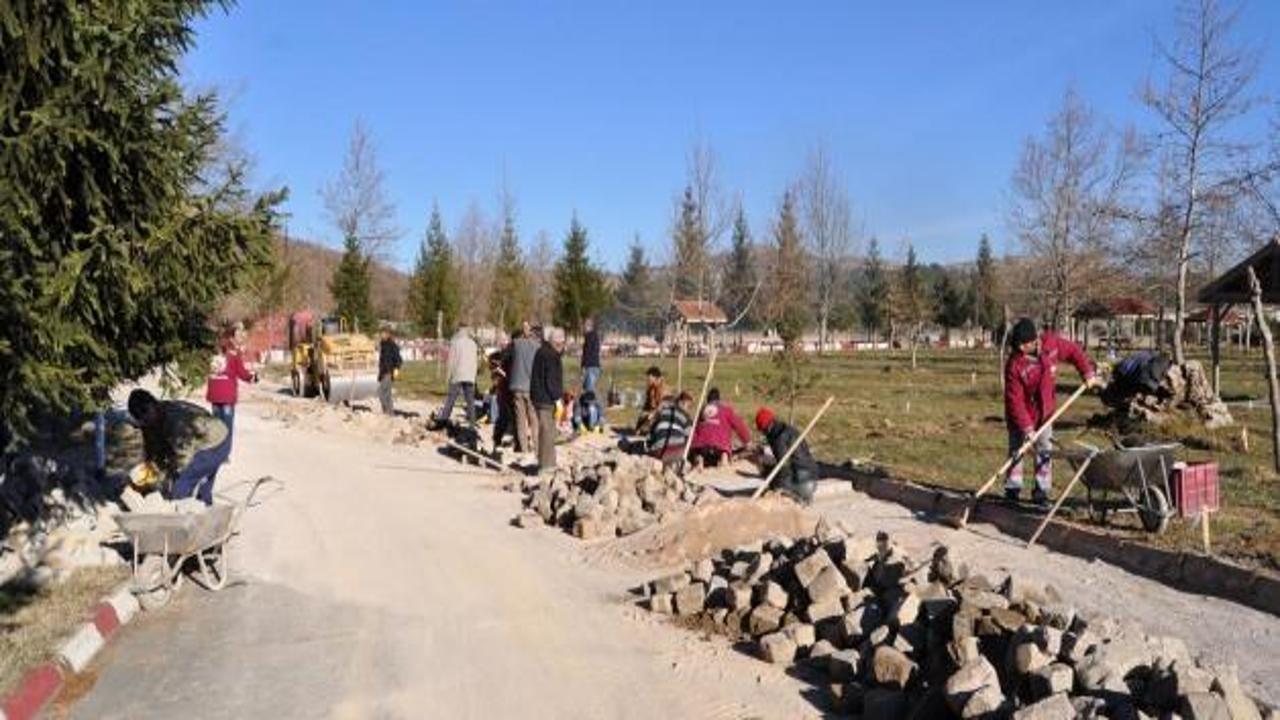 Seydişehir Kuğulu Park'ta sulama boruları yer altına alınıyor