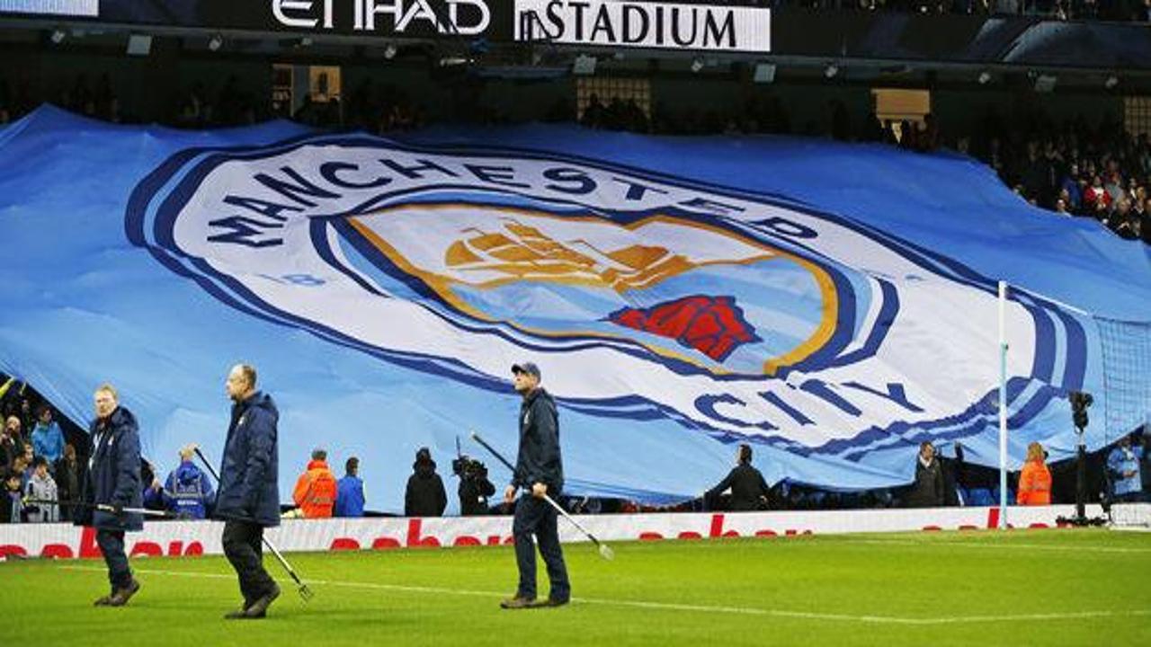 Manchester City logosunu değiştirdi