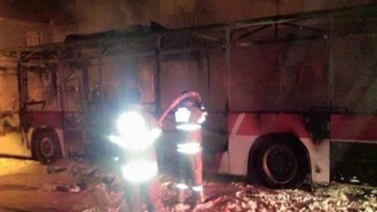PKK&rsquo;lılar İzmir&rsquo;de yolcu dolu otob&uuml;s&uuml; yaktı