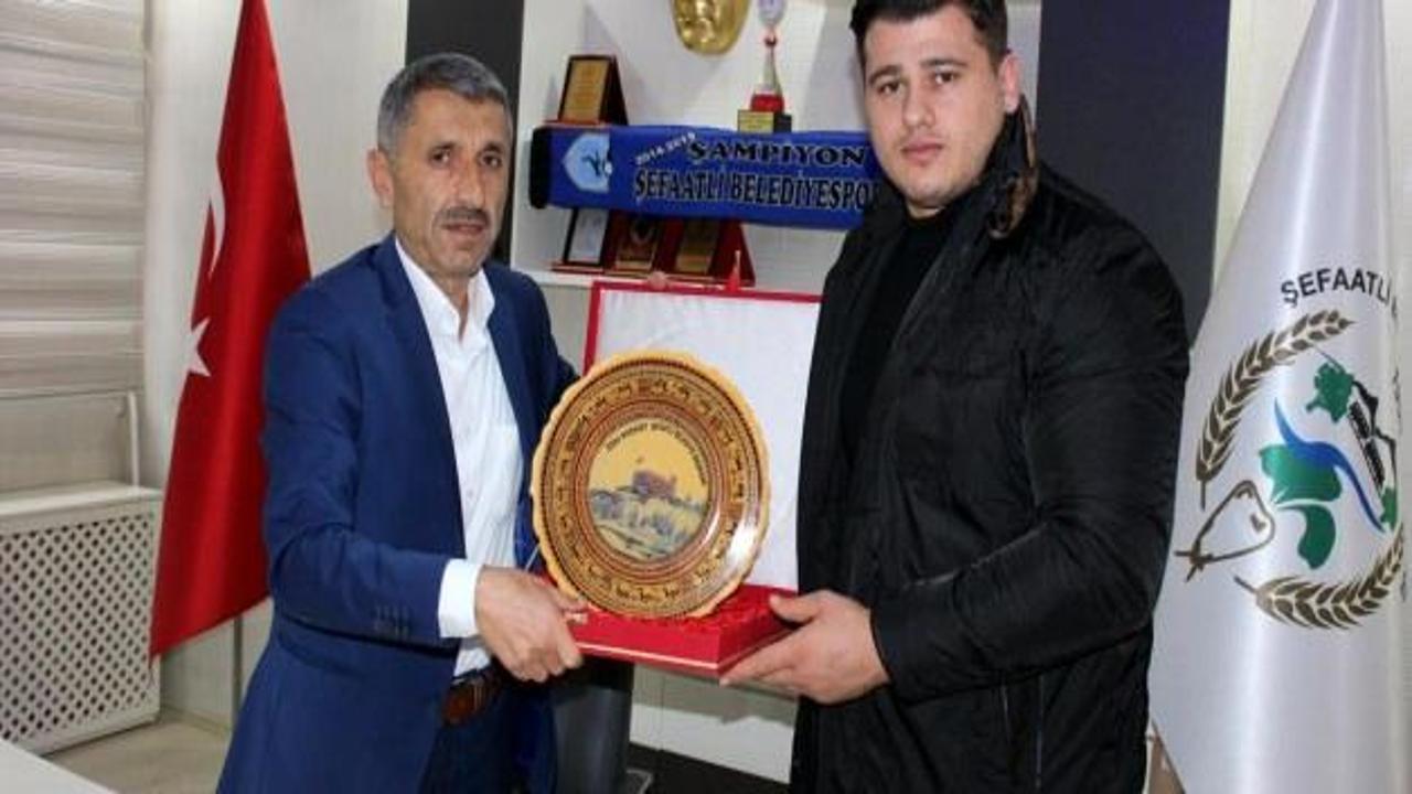 Milli güreşci Kayaalp'ten Başkan Bozkurt'a ziyaret