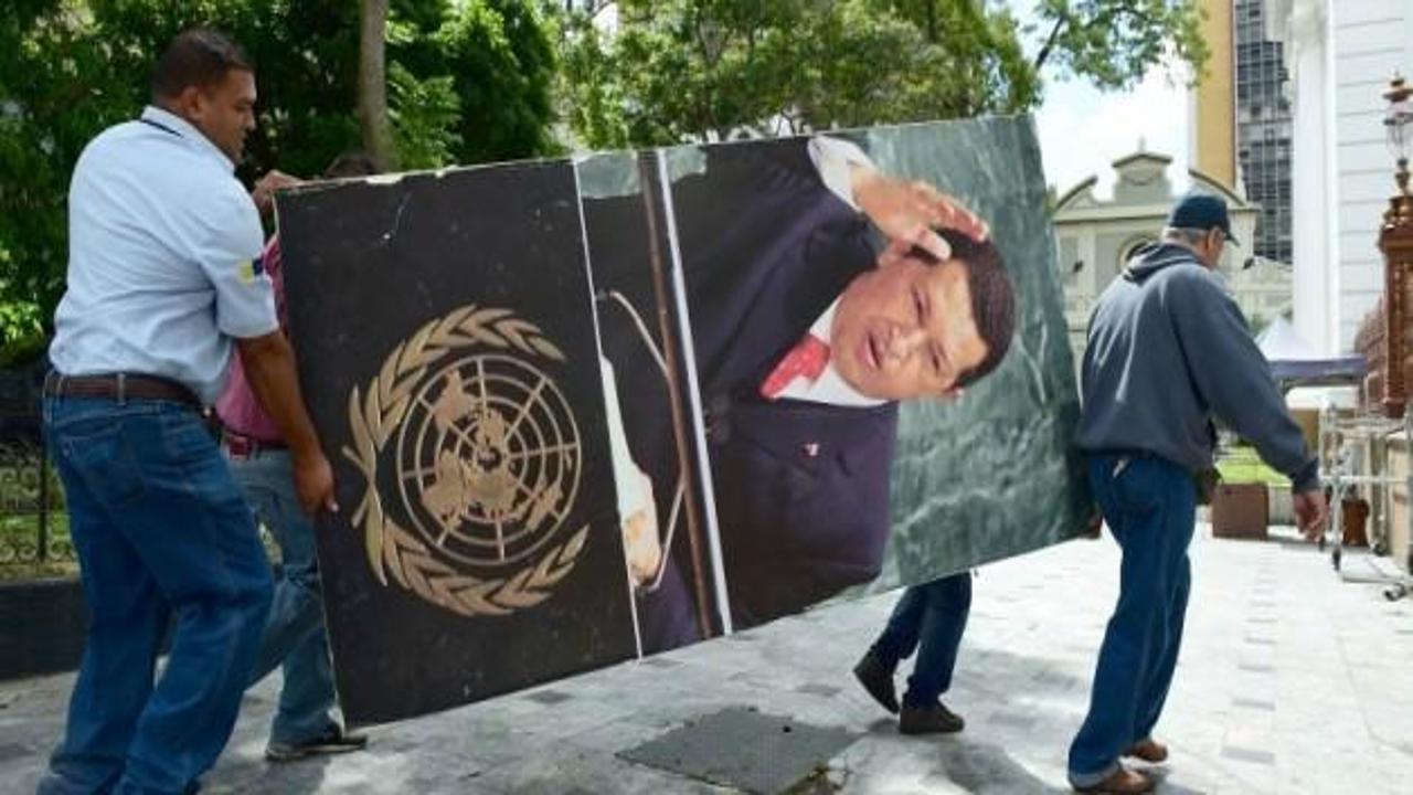 Hugo Chavez'in fotoğraflarını kaldırdılar