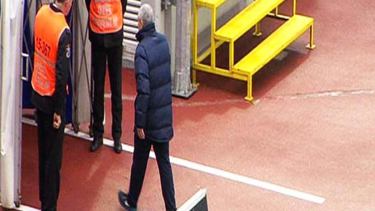 Rıza Çalımbay sahayı terk etti!