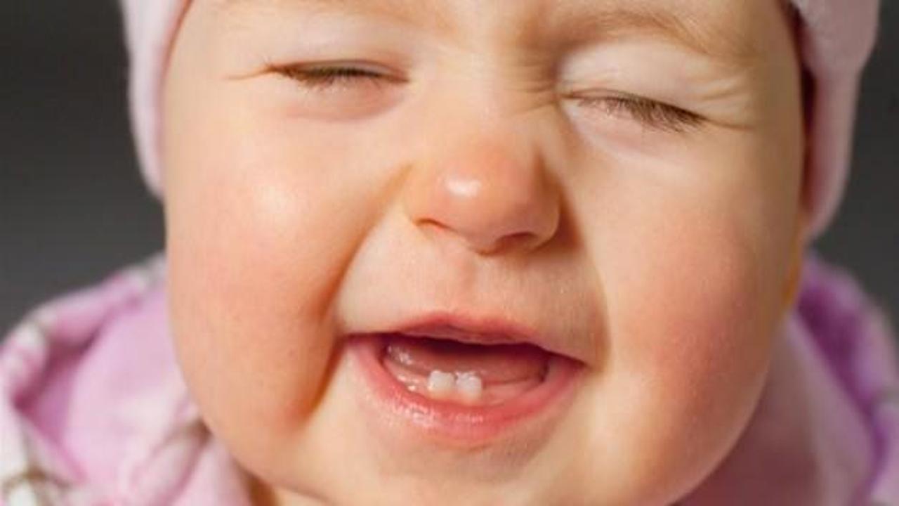 Anne sütü bebek dişlerine zarar veriyor