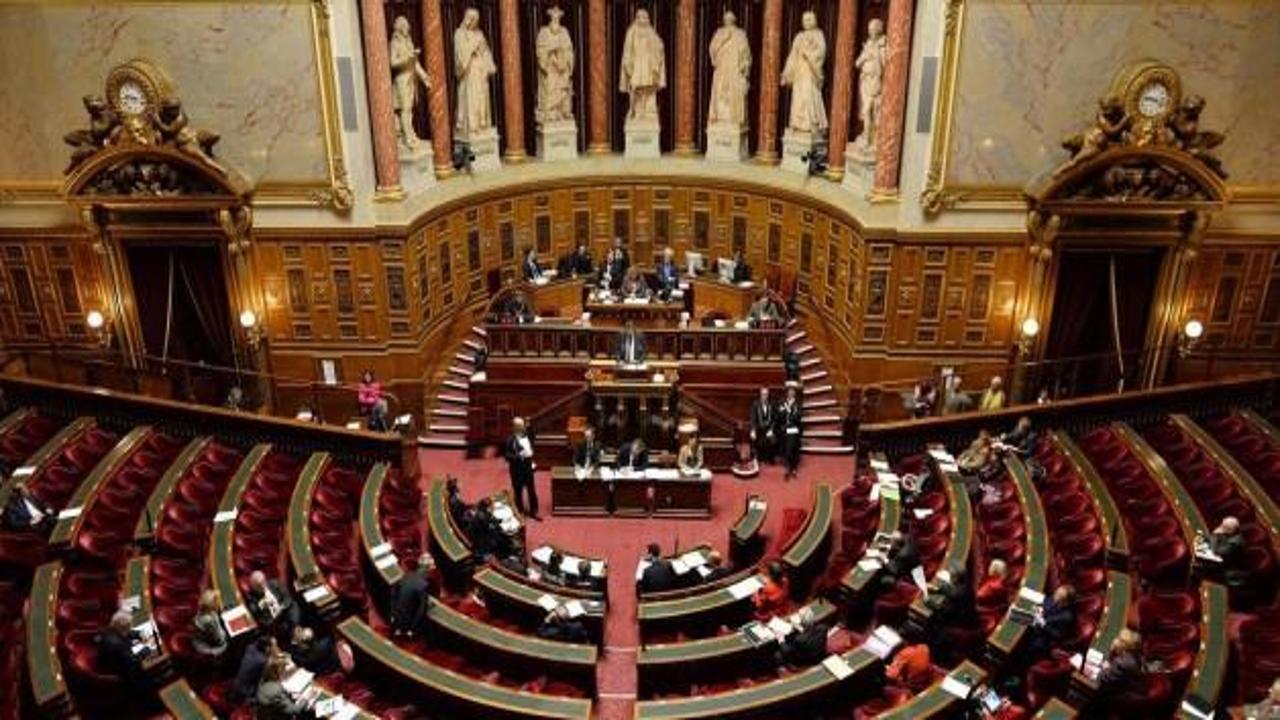 Fransa Meclisi'nde Sultanahmet i&ccedil;in saygı duruşu