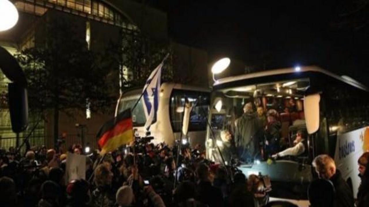 Merkel'e bir otobüs mülteci gönderdi!