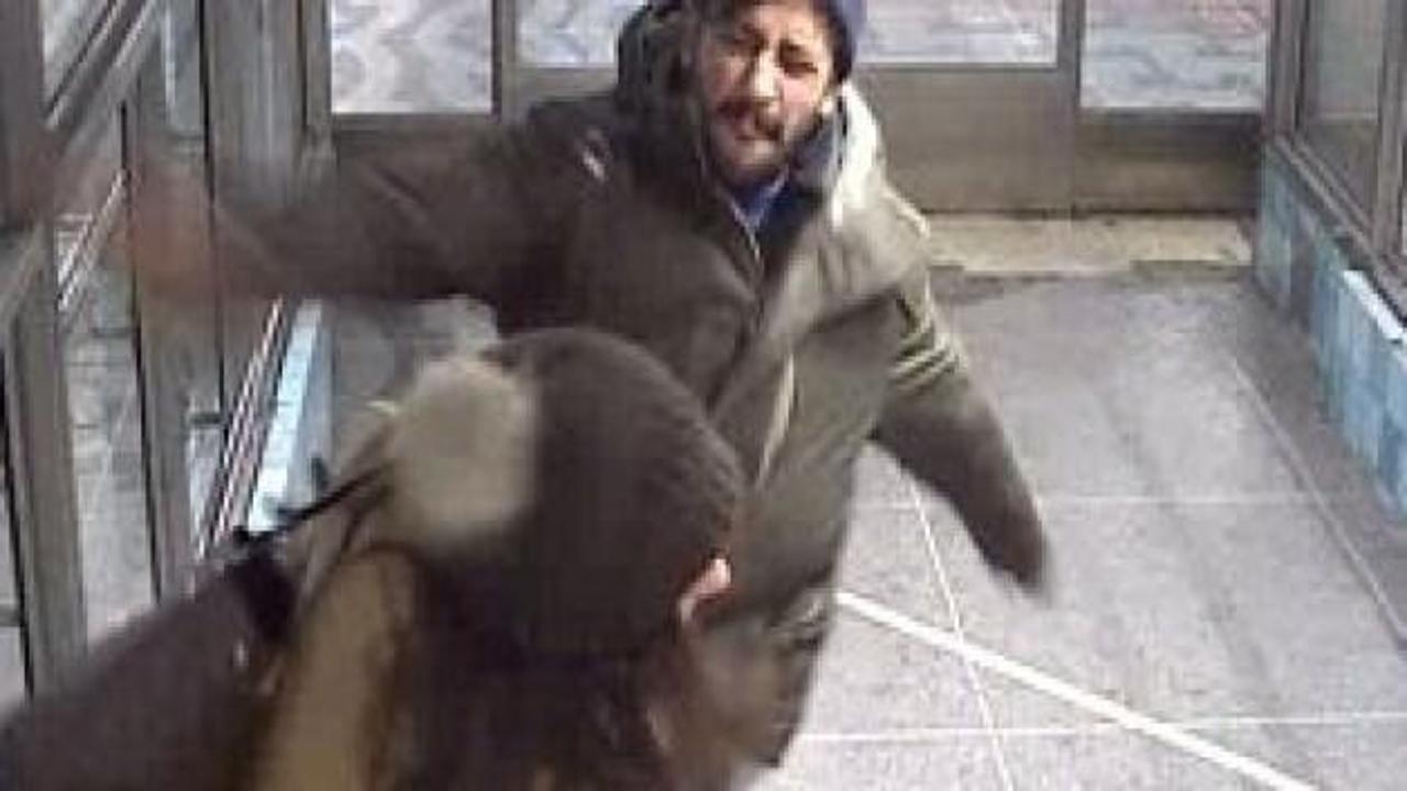 Hırsız, metroda genç kadına tekme tokat saldırdı