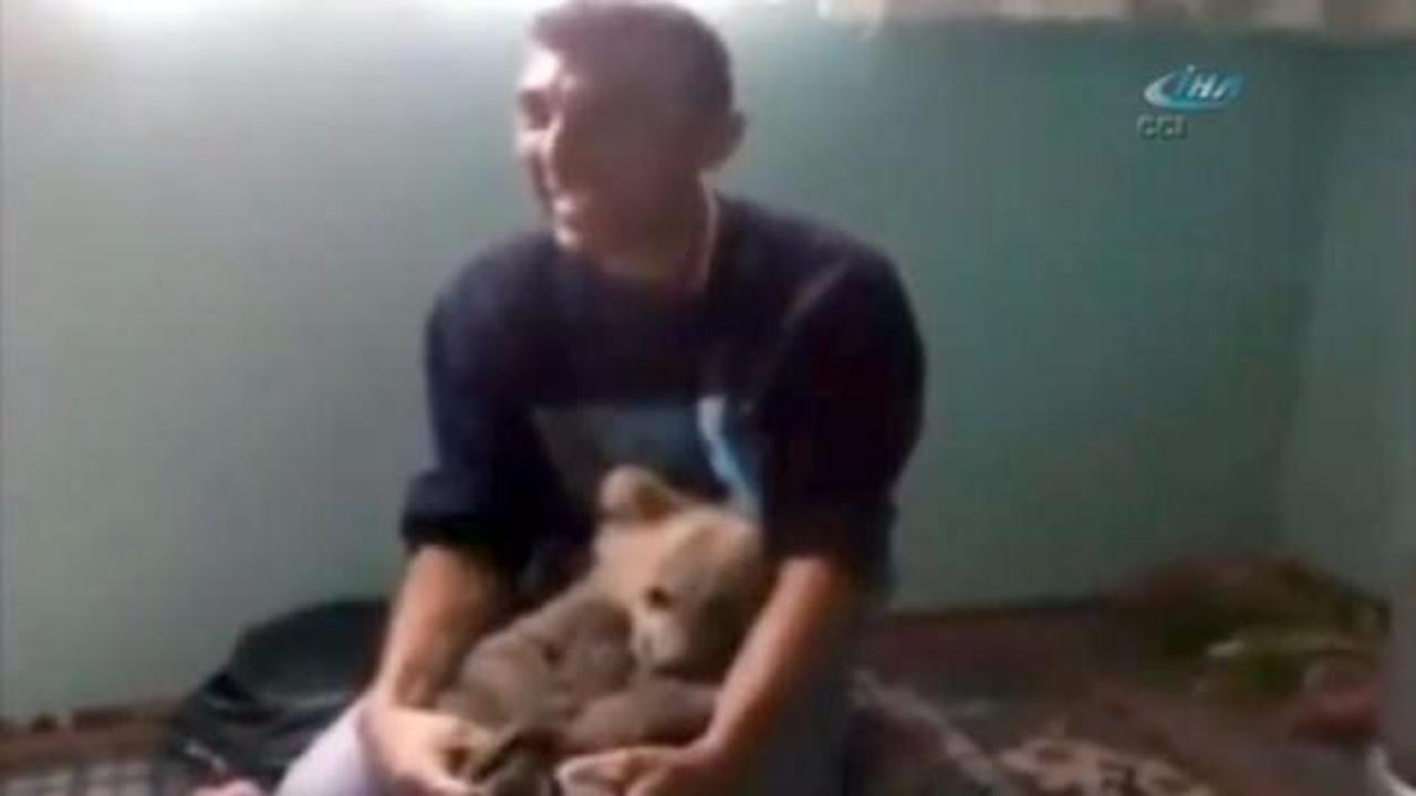 Dağda bulduğu ayıya evini a&ccedil;tı