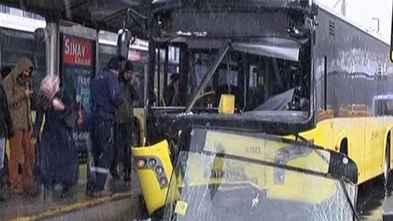 İstanbul'da kaza! Metrob&uuml;s seferleri aksadı