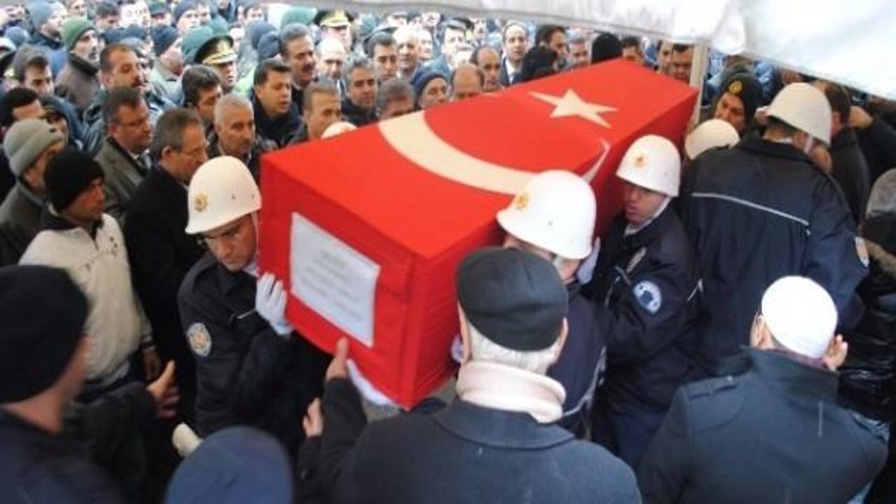 Şehit polisi 10 bin kişi uğurladı