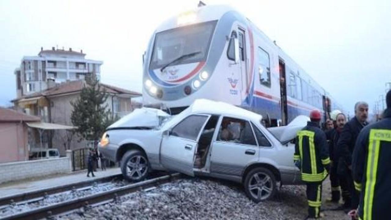Yolcu treni, otomobile çarptı: 1 ölü