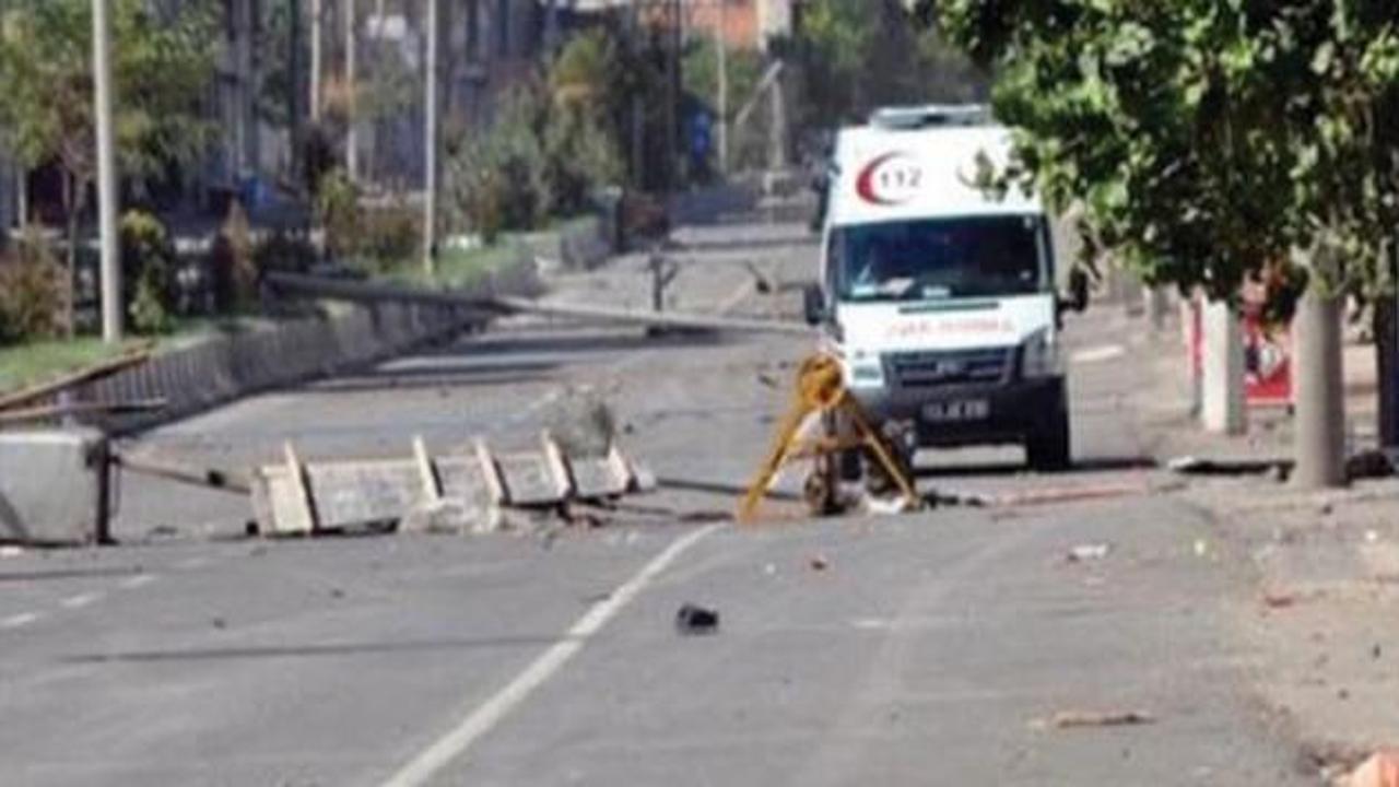 İdil'de PKK'lılar ambulansa ateş açtı