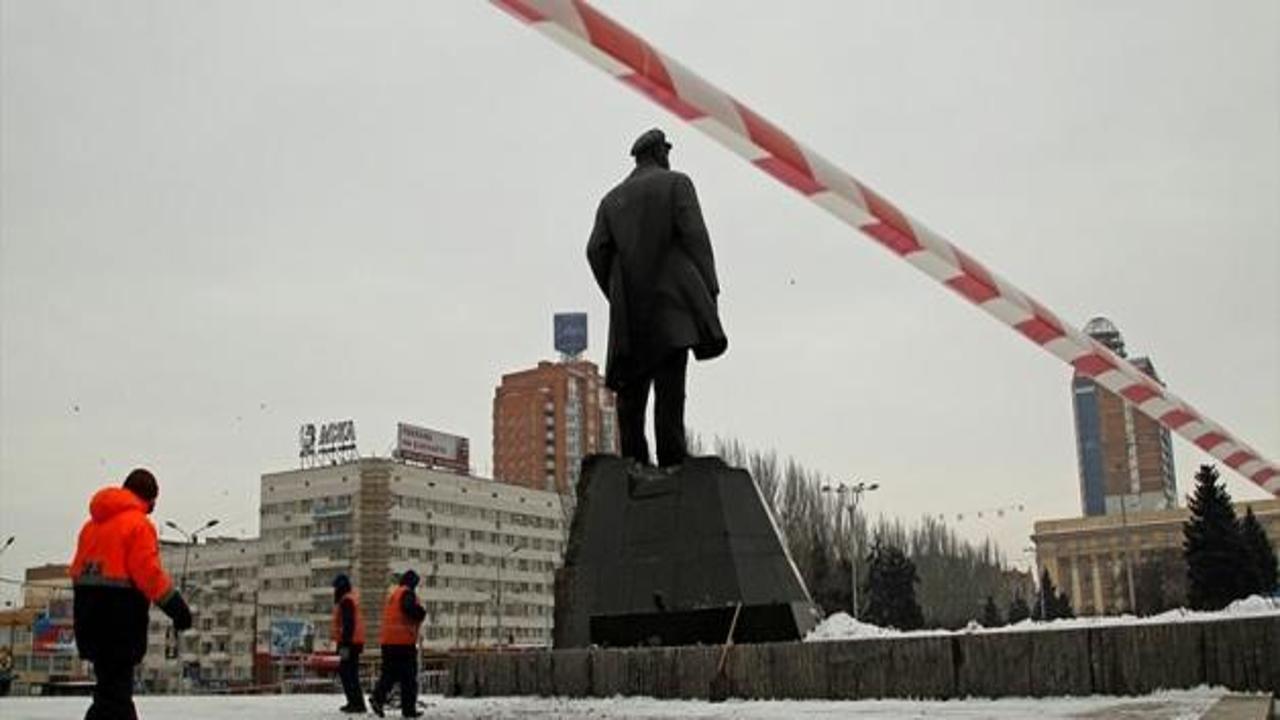 Dev Lenin heykeline bombalı saldırı