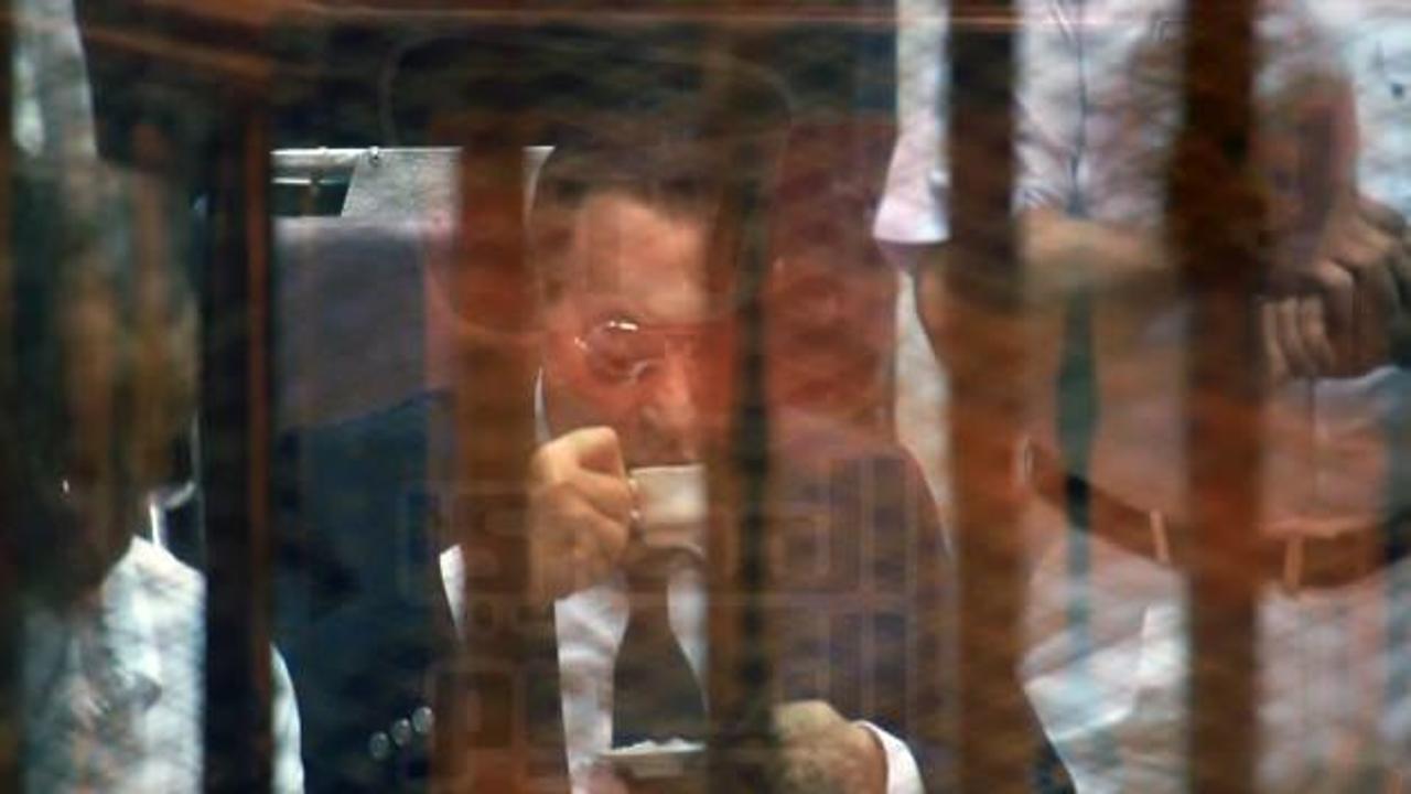 M&uuml;barek hakim karşısında kahve i&ccedil;ti