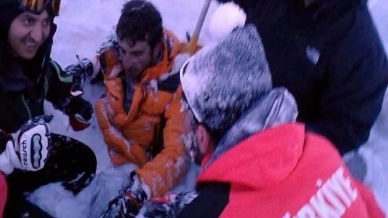 Çığ altında kalan iki kayakçı kurtarıldı